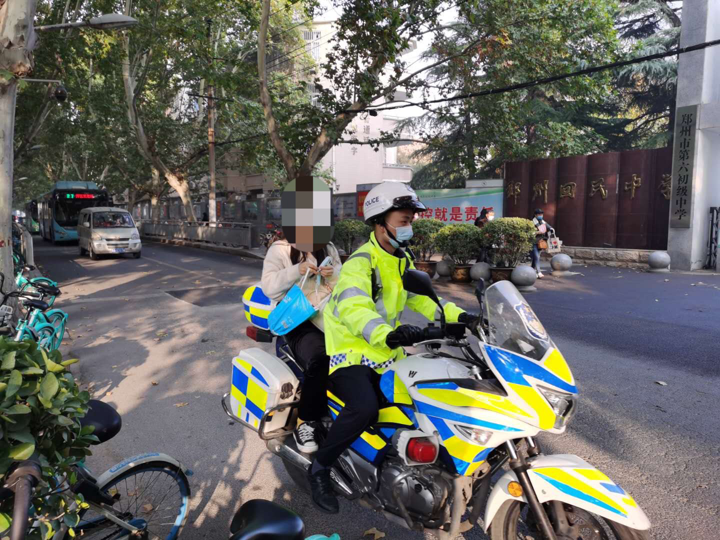 |教师资格证考试粗心考生跑错考场，幸亏遇到他们