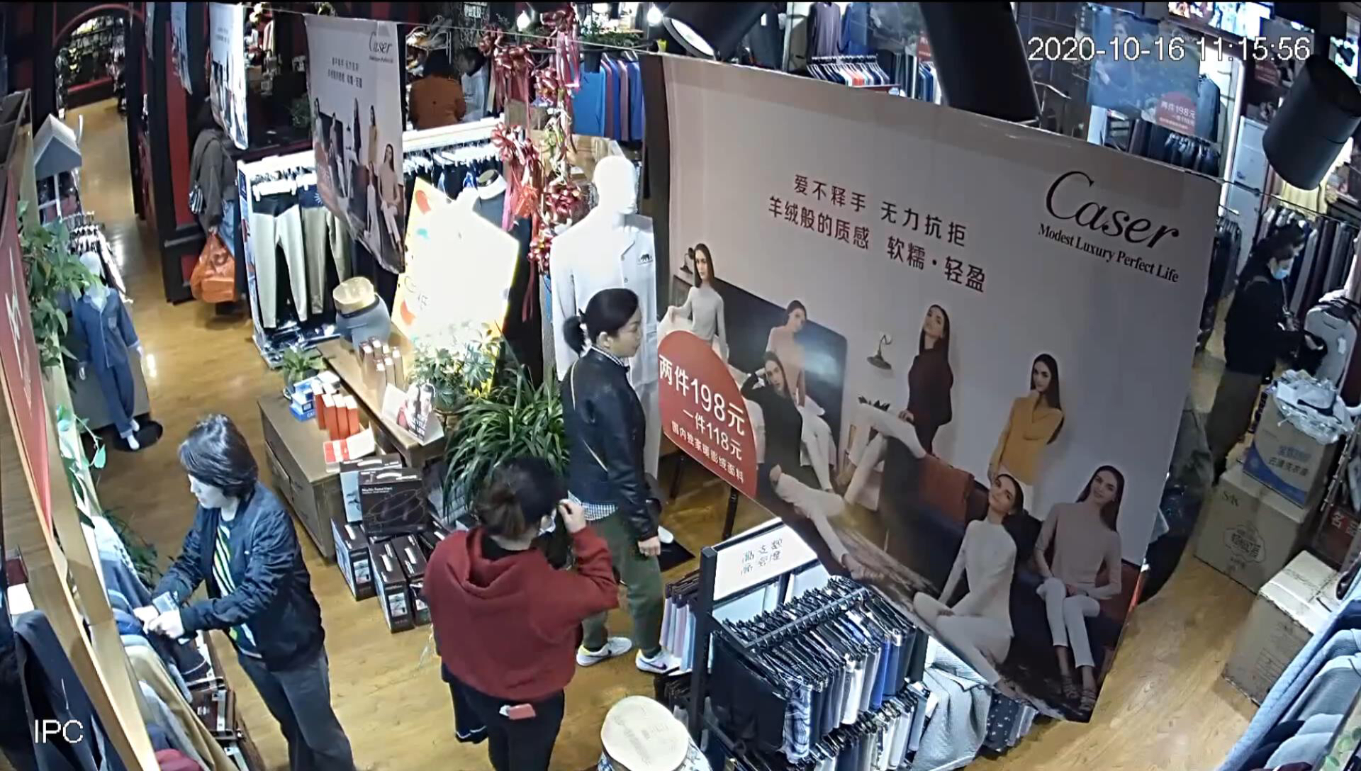 |丢人!这对母女竟联手到内衣店偷保暖衣