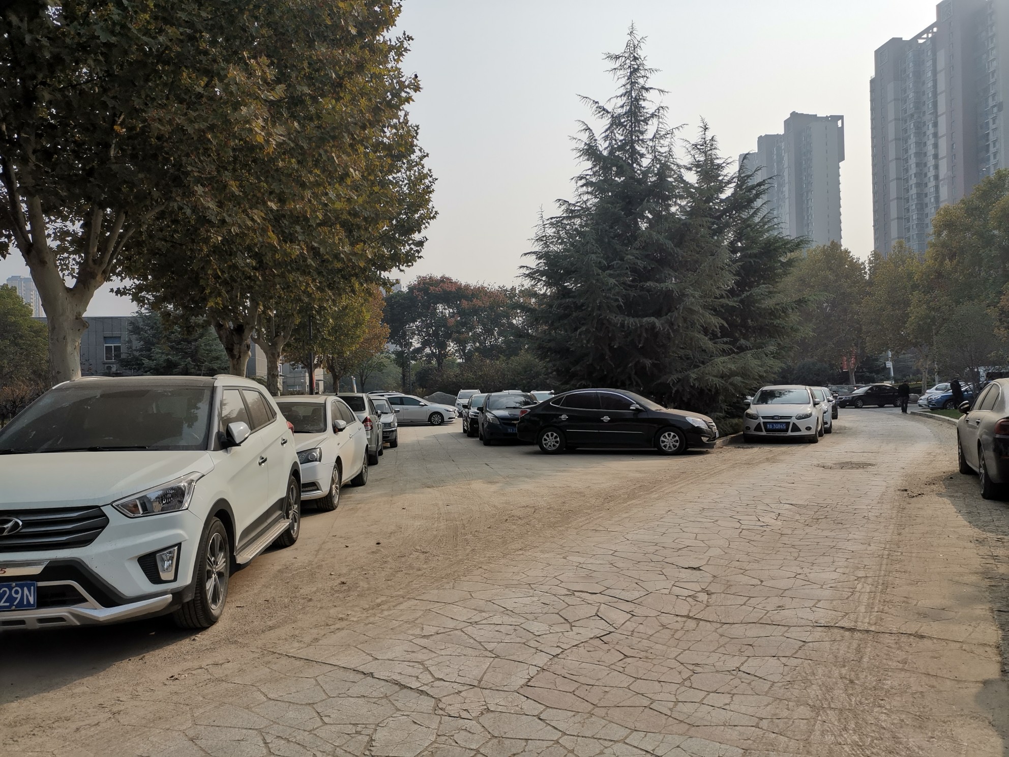 郑州西流湖公园广场怎么变成了停车场？