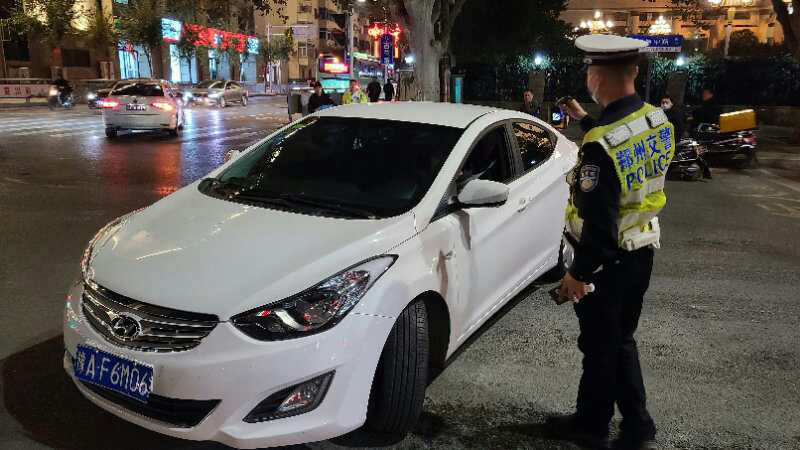 |郑州交警九大队持续开展“百日专项整治”周末夜查统一行动