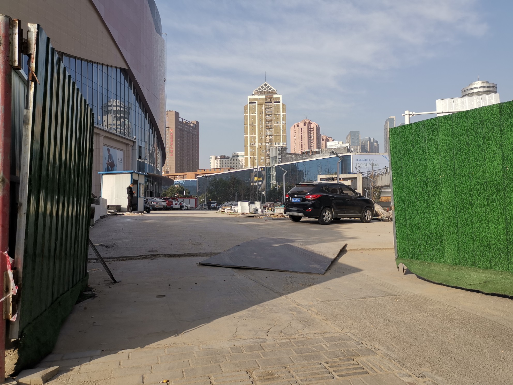 |郑州市民：“这个商场施工太霸道！”围挡过期不拆，漫天扬尘……