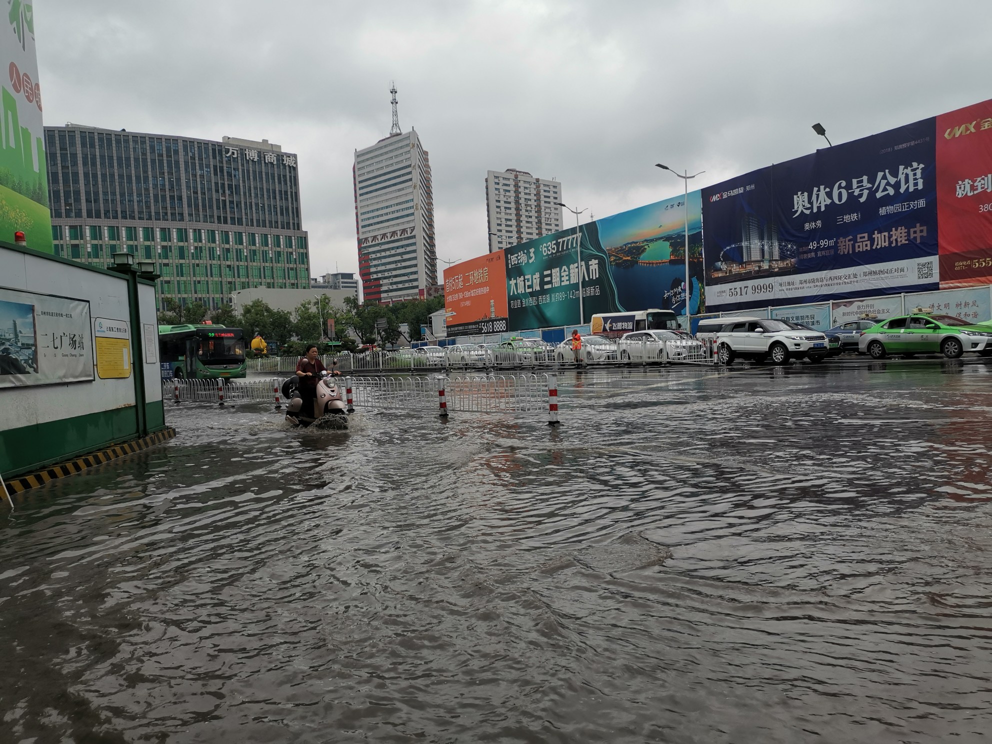 郑州交通|一夜降雨后，郑州城区多处积水点积水正逐渐散去