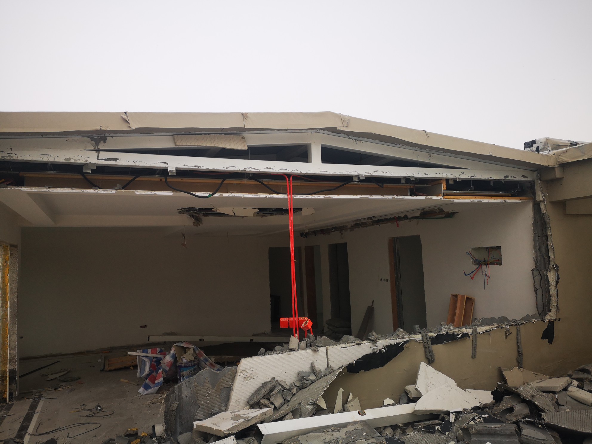 |《亚太明珠小区顶层“长出”一层房》追踪： 承诺期限已到 加盖房为何仍未拆干净?