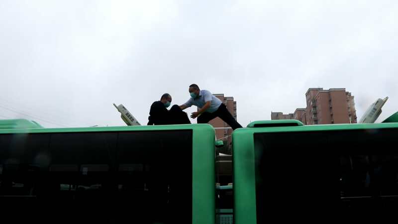 防汛物资|救生衣、绳索和应急手电等防汛物资一个不能少 防汛排涝应急演练真枪实弹，确保汛期市民乘车安全