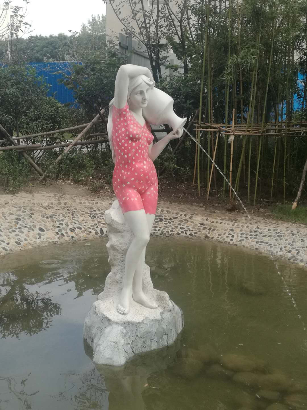 平顶山一小区摆穿红色泳衣美女洗浴塑像引热议,多数居民这么看