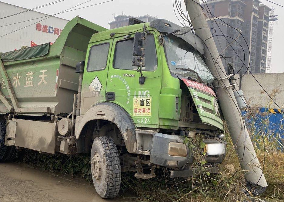 |躲变道车跑偏！渣土车一头撞断高压线杆