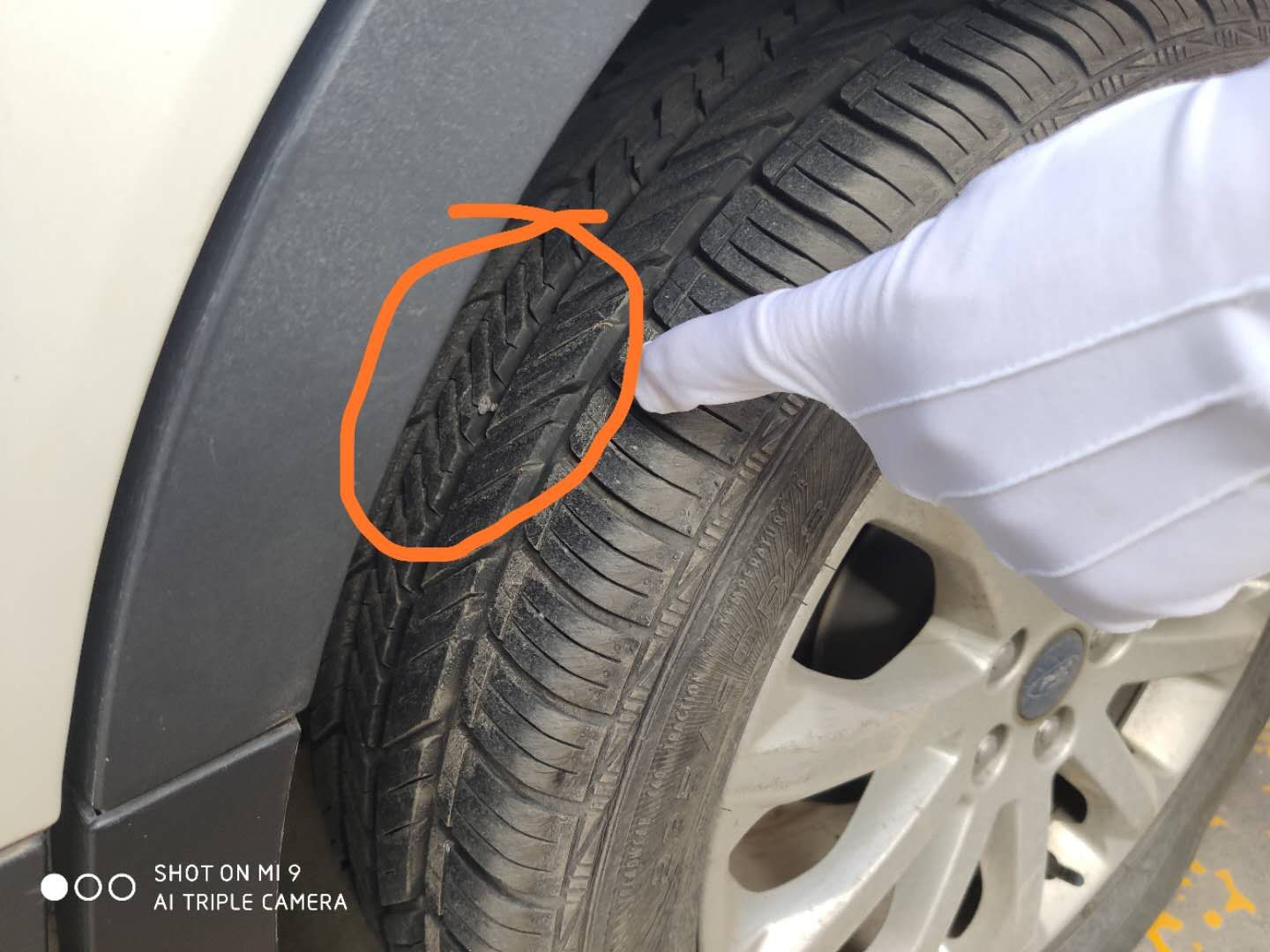 『』车胎没气顿时窝火，找到“元凶”他为啥又不生气了？