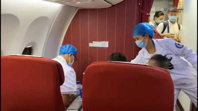 |万米高空“危情急救” 异物卡喉怎么救?