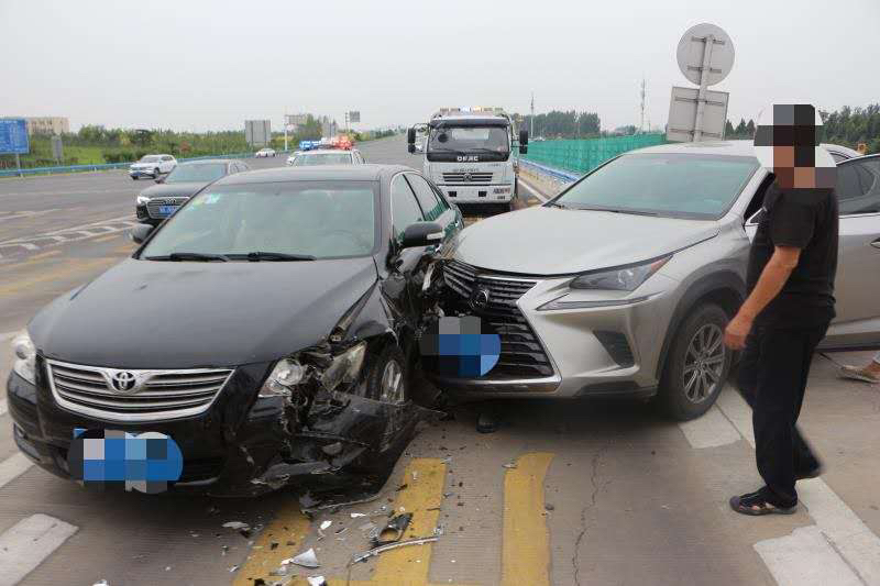 交通|图省事司机收费站区内乱调头，引发事故两车损失近10万