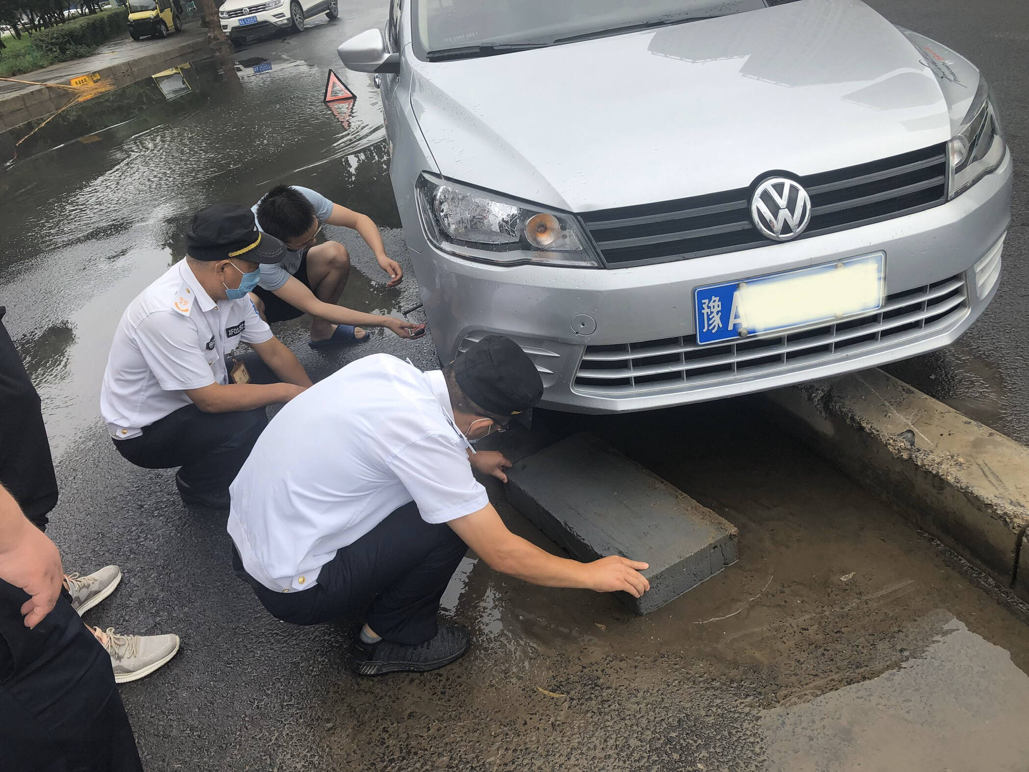 路沿石|尴尬！轿车骑上路沿石下不来了