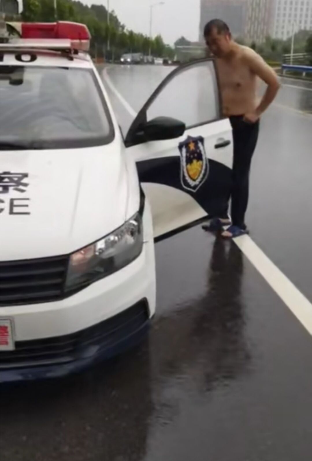 游泳|积水中游泳查看被困车辆 周口“光背民警”走红网络