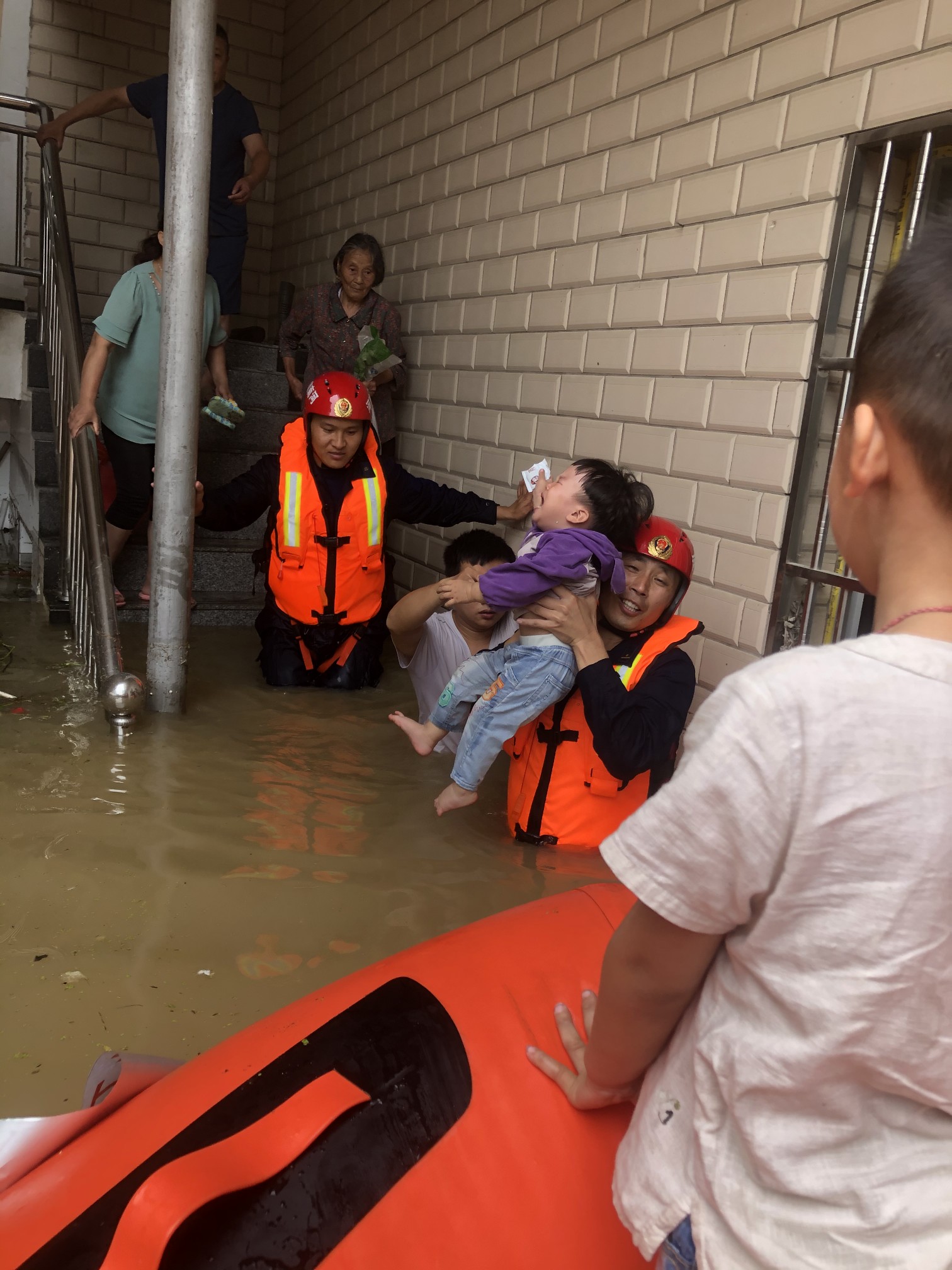 消防员|被急流冲入坑中瞬间，河南消防员用双手将1岁半女童托出水面