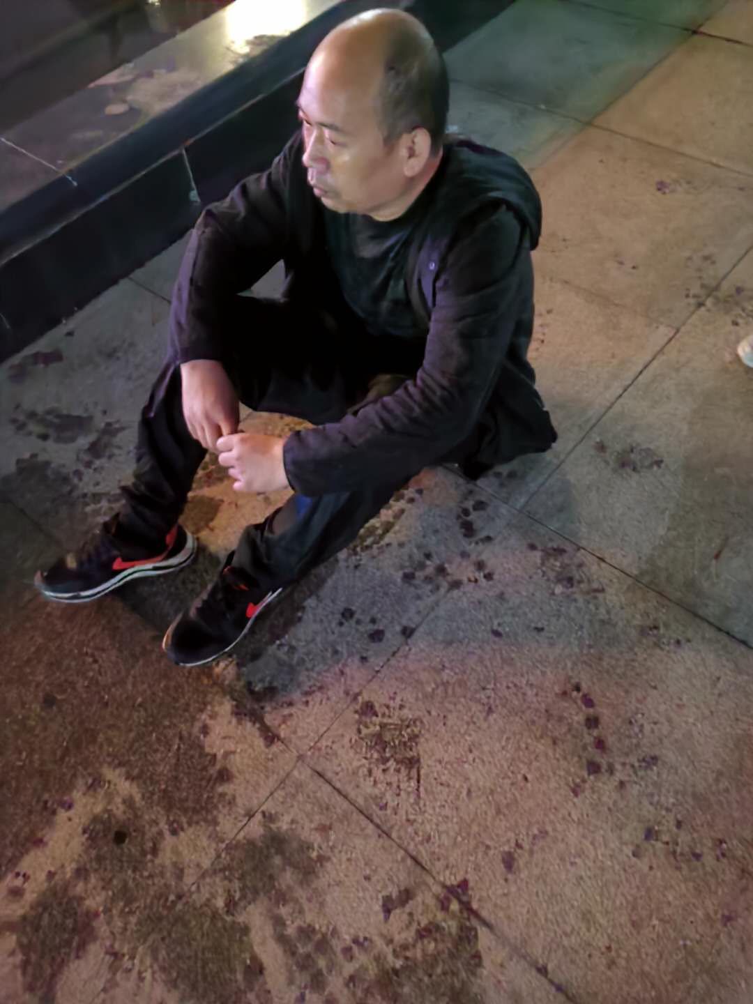 |老人落水，燕京啤酒这位职工挺身而出跳湖施救……