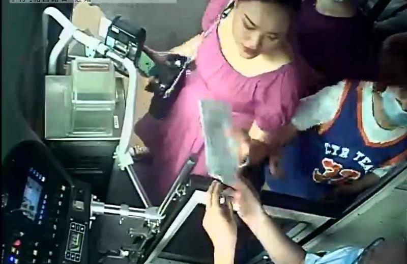 疫情|疫情期间有乘客上车不戴口罩? 郑州一公交车长买来小音箱录制提醒音频