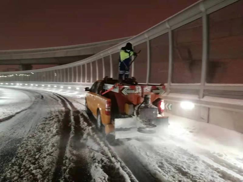 雪来豫暖丨郑州出动35600余人“战”冰雪 呼吁一起行动“自扫门前雪”