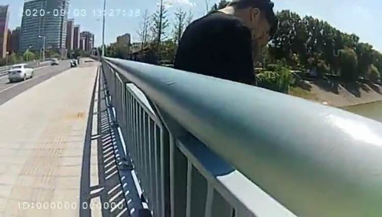 社会万象|失恋小伙为情所困欲跳河，危急时刻他们来了!