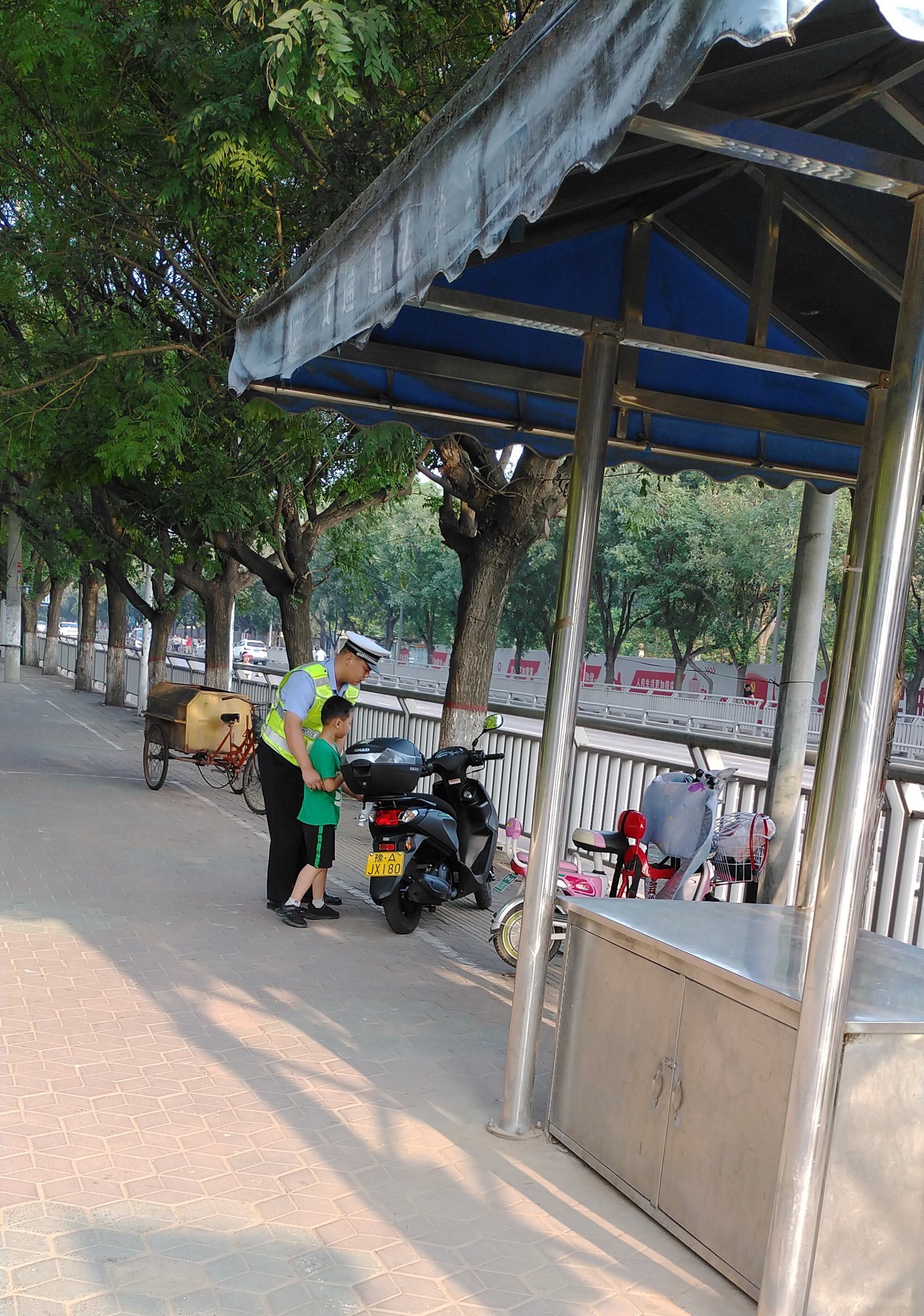 开学|开学首日，这个背影真美！