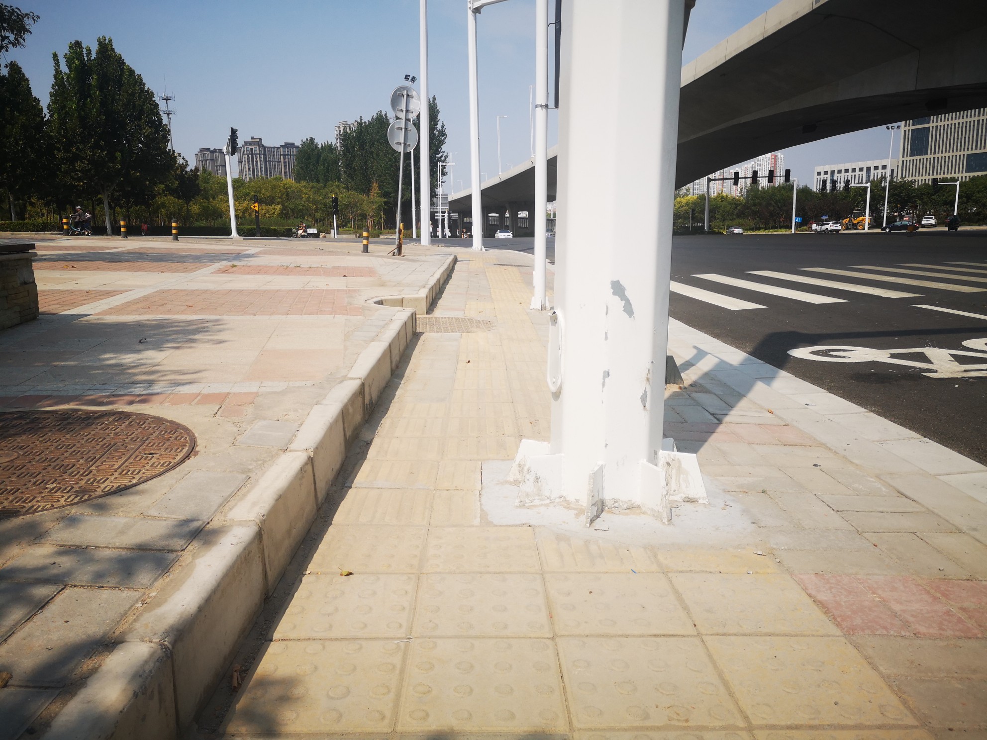 盲道|郑州北三环一400米路段 10多根灯杆“抢占”盲道