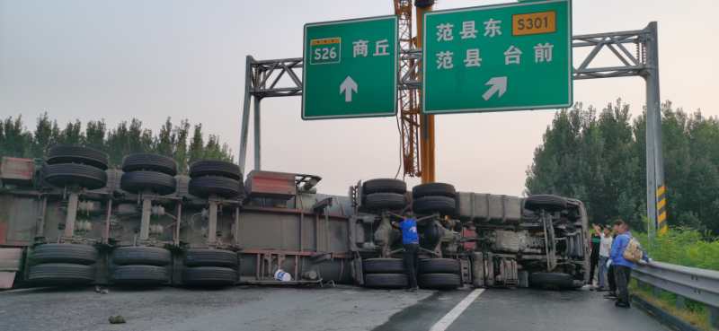 德上高速|快讯！德上高速濮阳范县段沥青车侧翻 现场发生拥堵