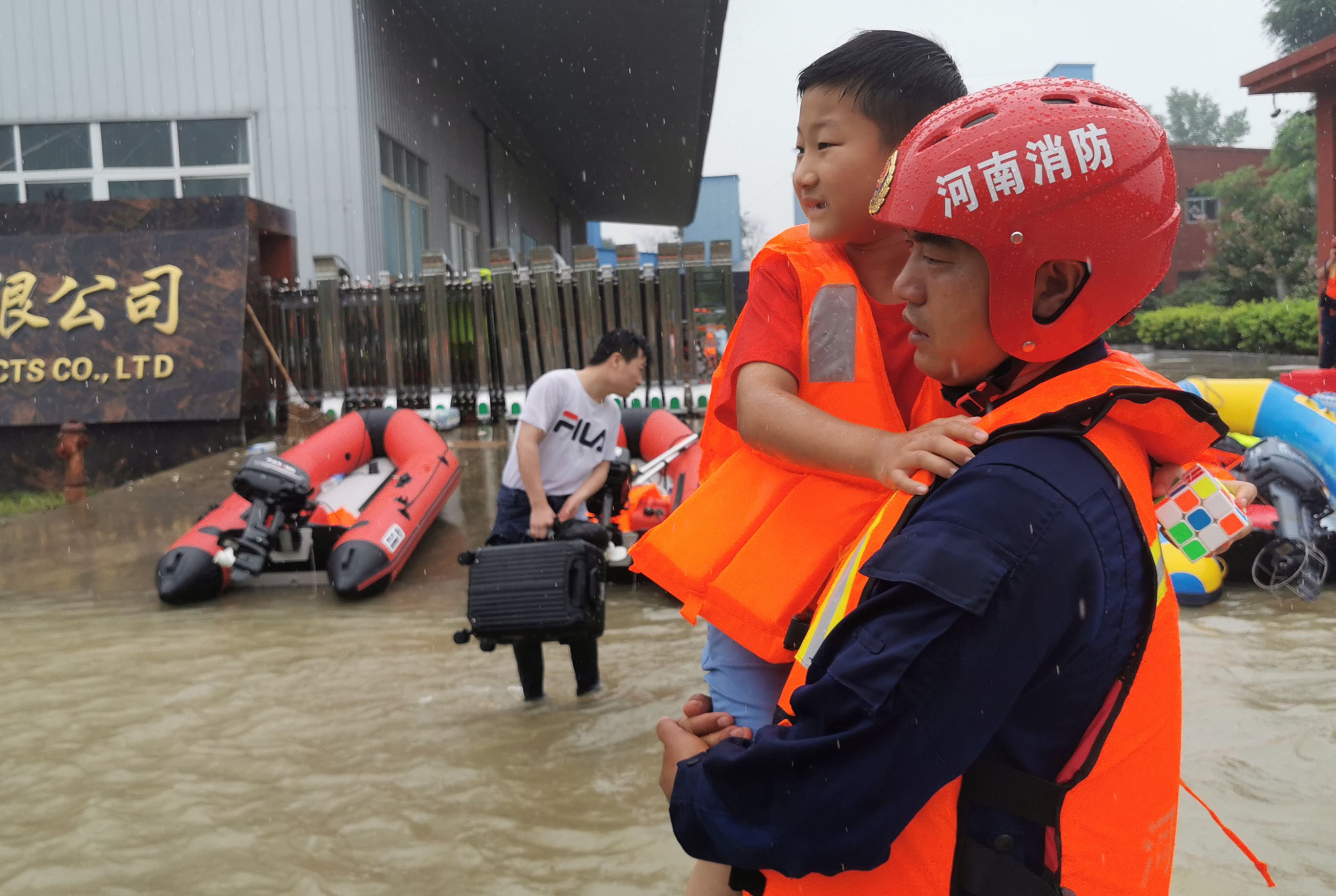 尉氏|暴雨中救出快要临盆孕妇 开封尉氏消防驾舟艇安徽救出百余人