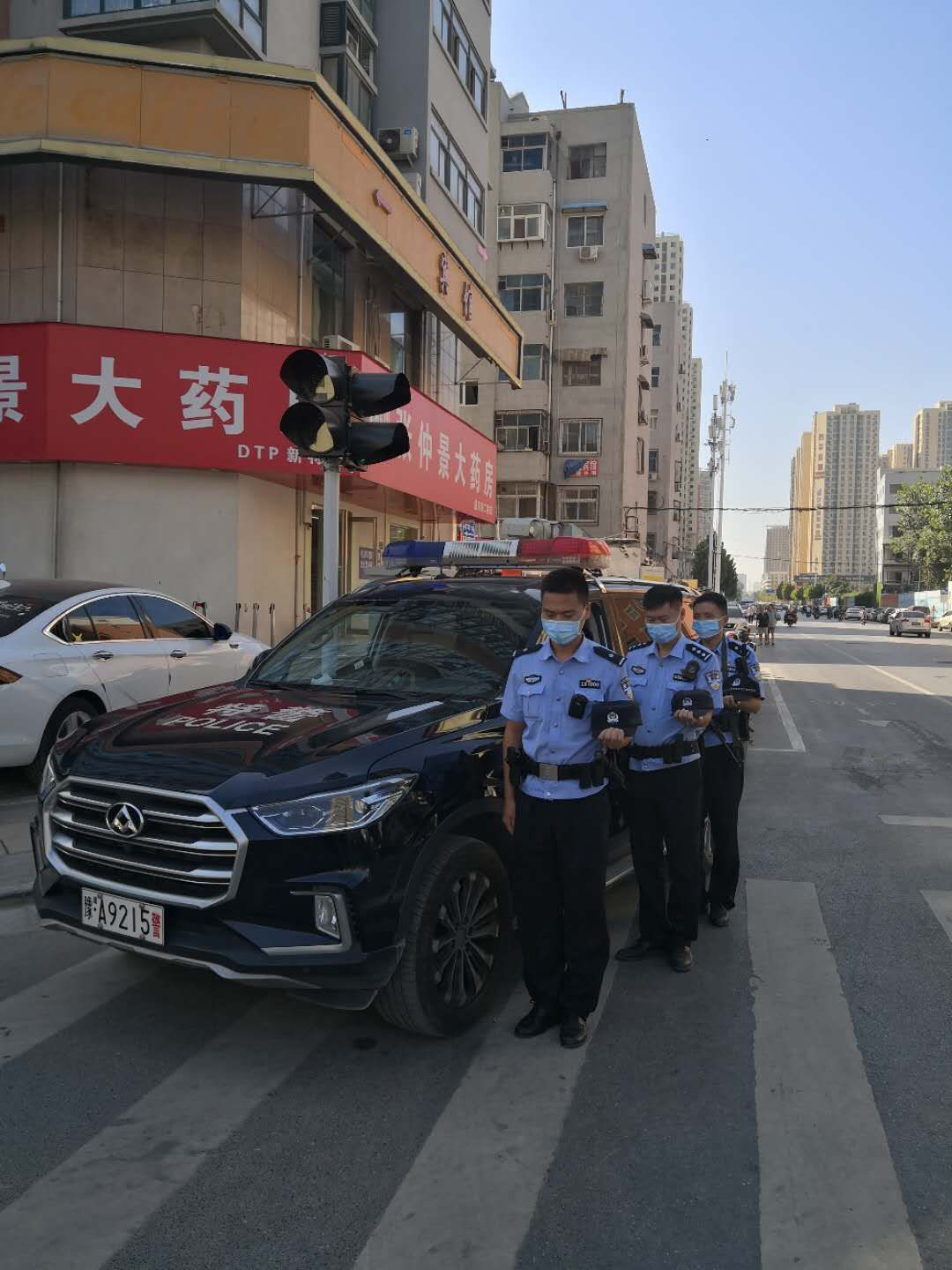 防空警报|震撼！警报拉响，郑州特警脱帽默哀！