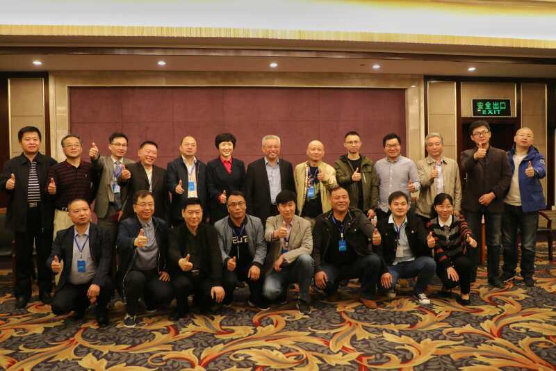 部办领导和网络名人合影留念