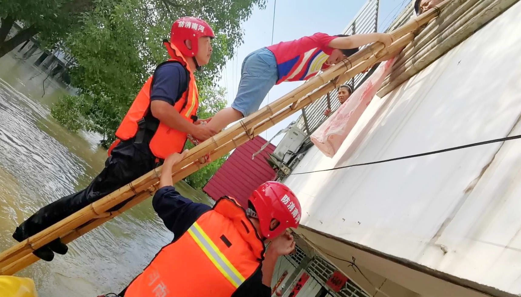 橡皮艇|驰援安徽：湍急洪水中架起“生命梯” 救出一家7口