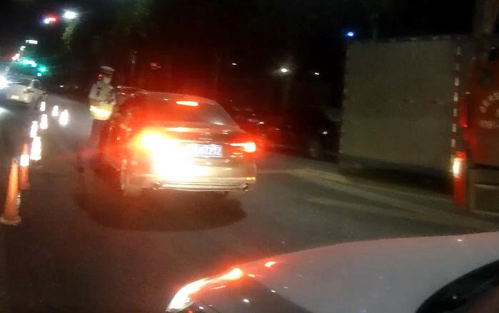 酒驾|司机被交警查出酒驾，猛加油门拖伤交警逃跑走