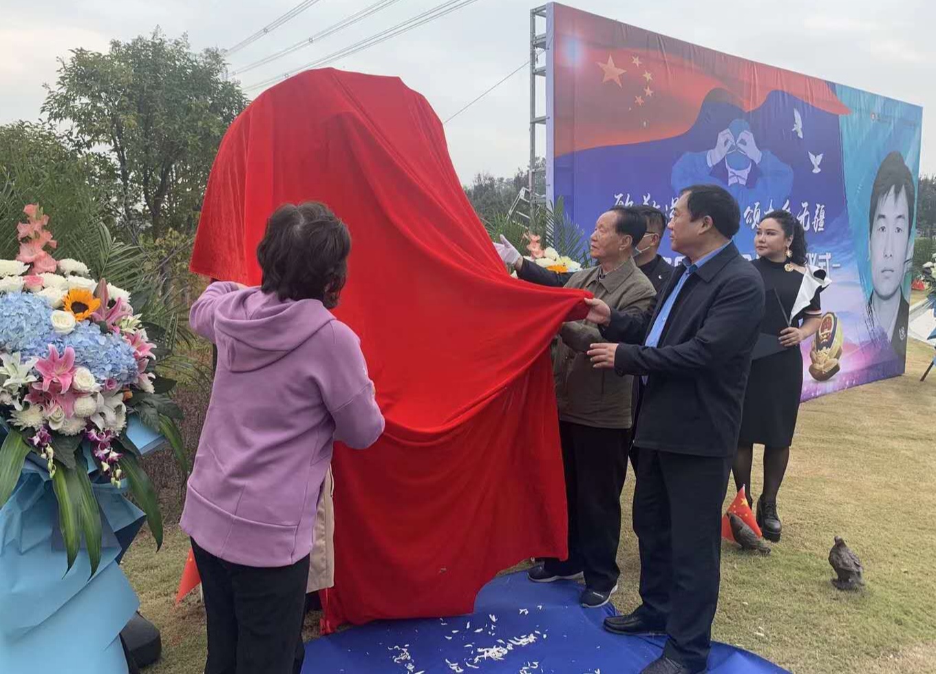 樊树锋纪念像揭幕，缅怀致敬这位倒在抗疫一线的英雄