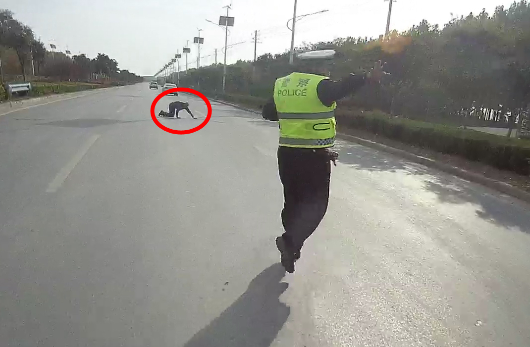 |和家人怄气后，醉酒男子马路中央闹自杀