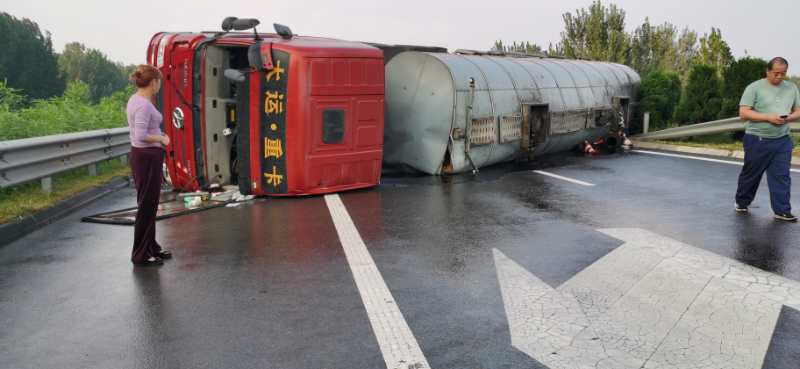 德上高速|快讯！德上高速濮阳范县段沥青车侧翻 现场发生拥堵