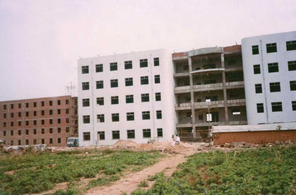 1995年10月学院在马寨经济开发区征地105亩，11月首期工程1栋教学楼，2栋宿舍楼共计13000平米开工建设，开创了学校自有校园的新篇章