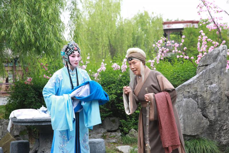 豫剧名家张宝英联手弟子吴慧霞演对手戏豫剧电影《新桃花庵》首映获好评