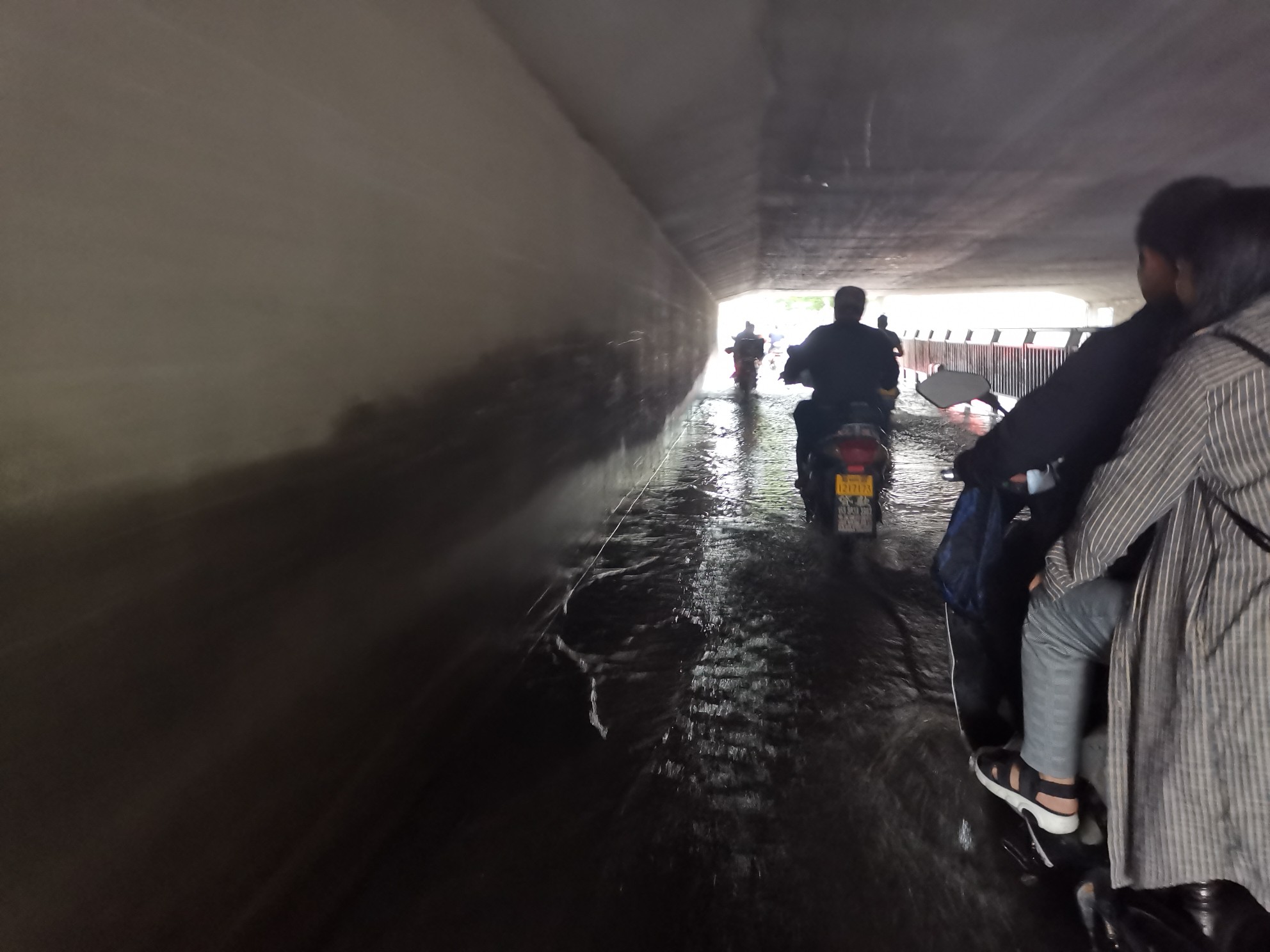 郑州交通|一夜降雨后，郑州城区多处积水点积水正逐渐散去