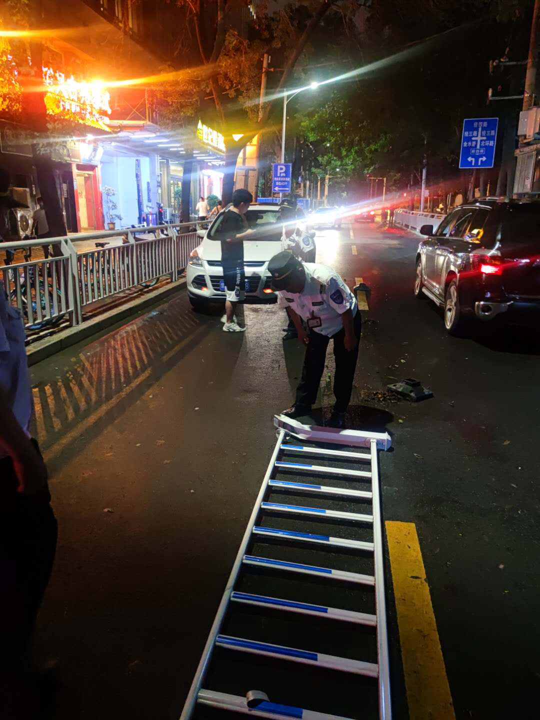 交通护栏|越野车撞断隔离栏，司机竟说不清咋撞的?