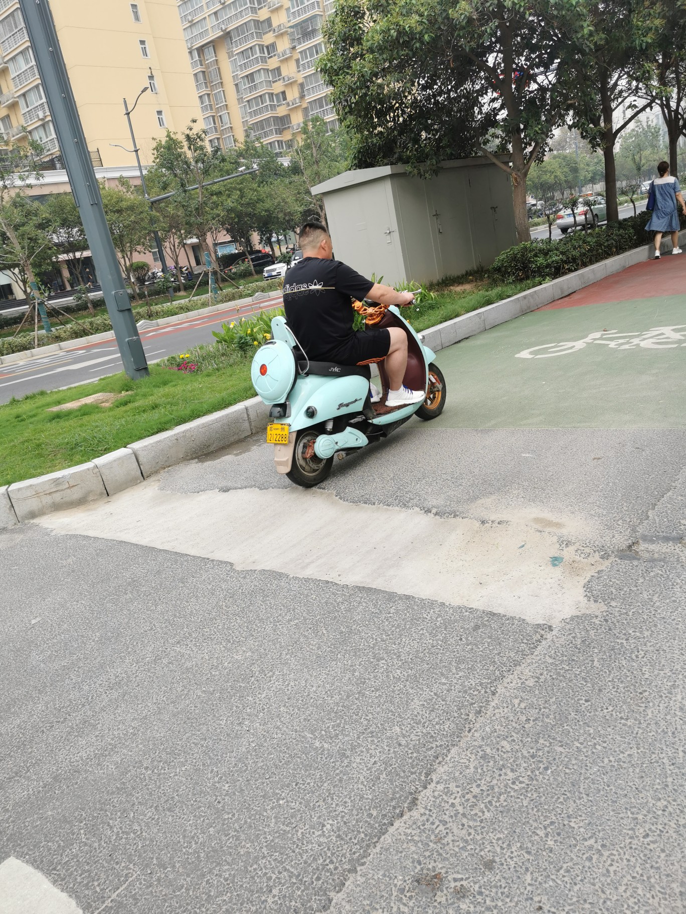 民生|媒体曝光后，郑州这个地面缺陷有人修了