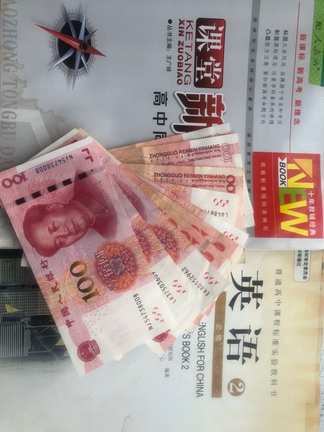 [社会万象]老人千元现金失而复得，他把79路调度室的旧椅子刷了漆……