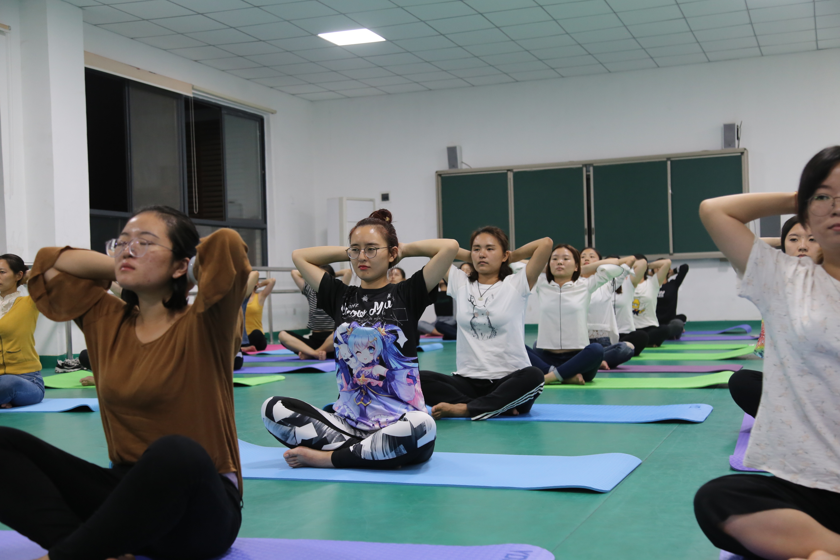 郑州经开区实验中学教师瑜伽班开课啦