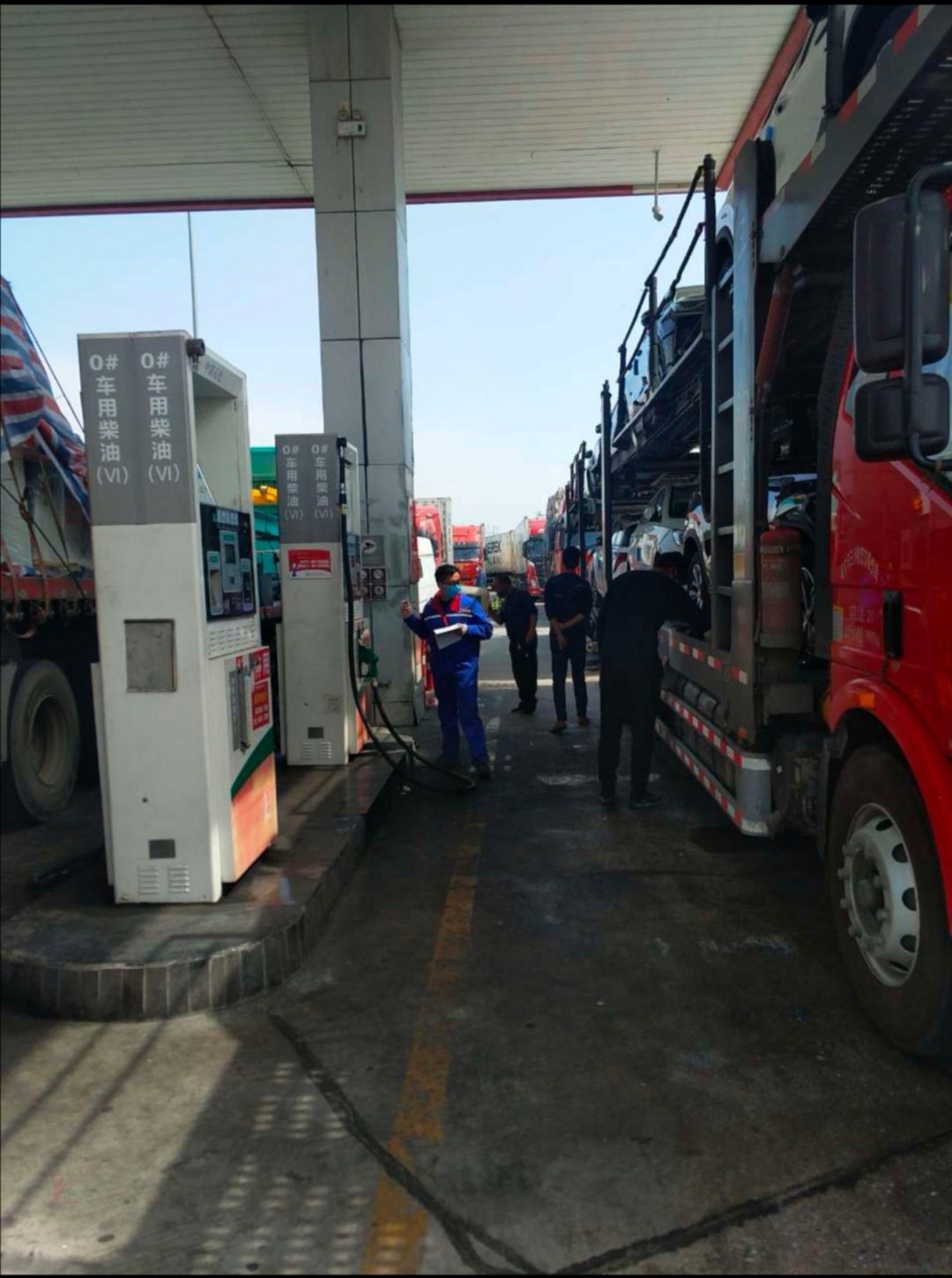 大货车排队加油成长龙中石化信阳西加油站一天销售百吨油
