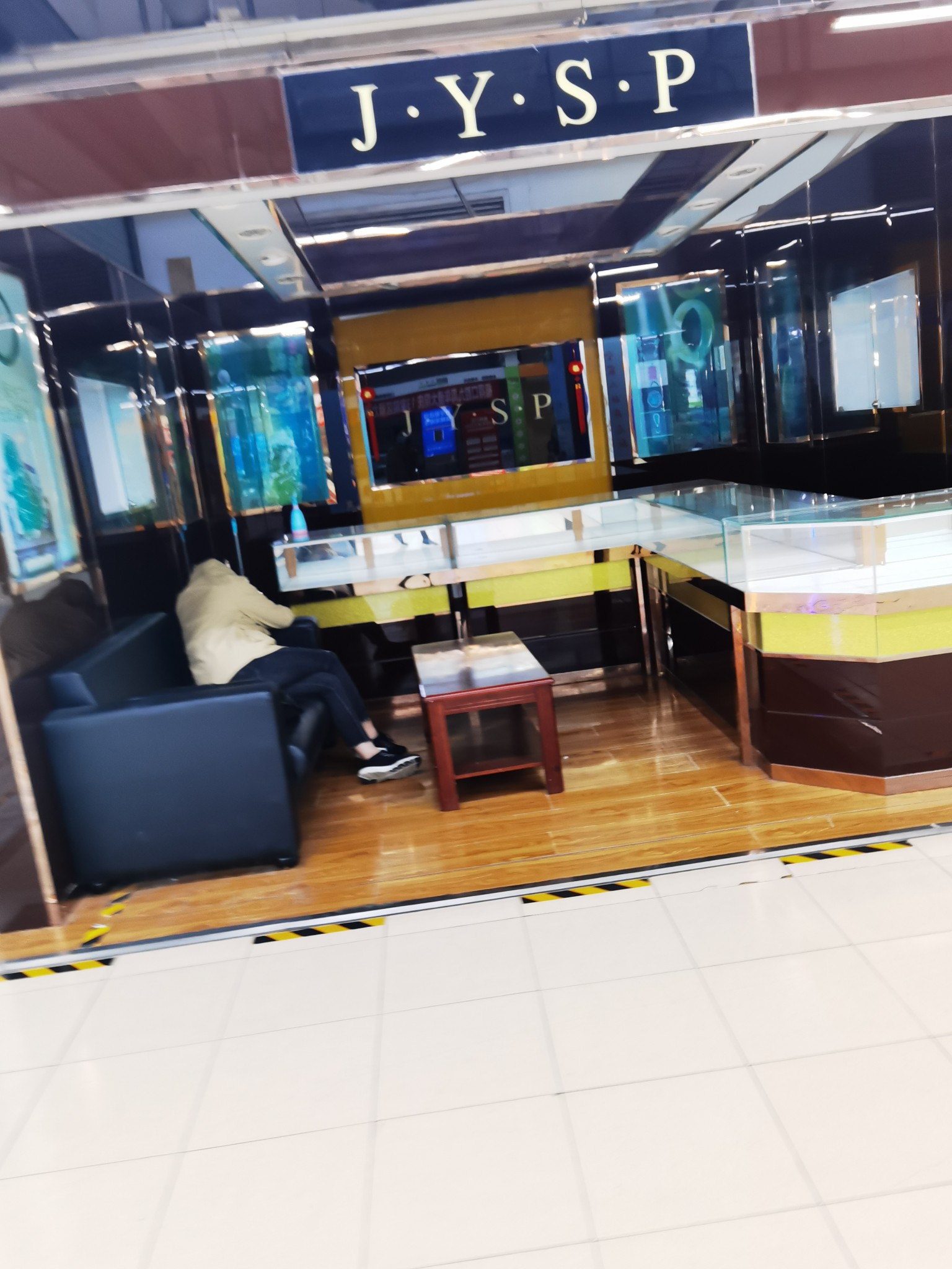 |追踪丨郑州JYSP珠宝撤柜，案件暂时中止调查 疑问：如果涉嫌侵犯消费者权益咋办？