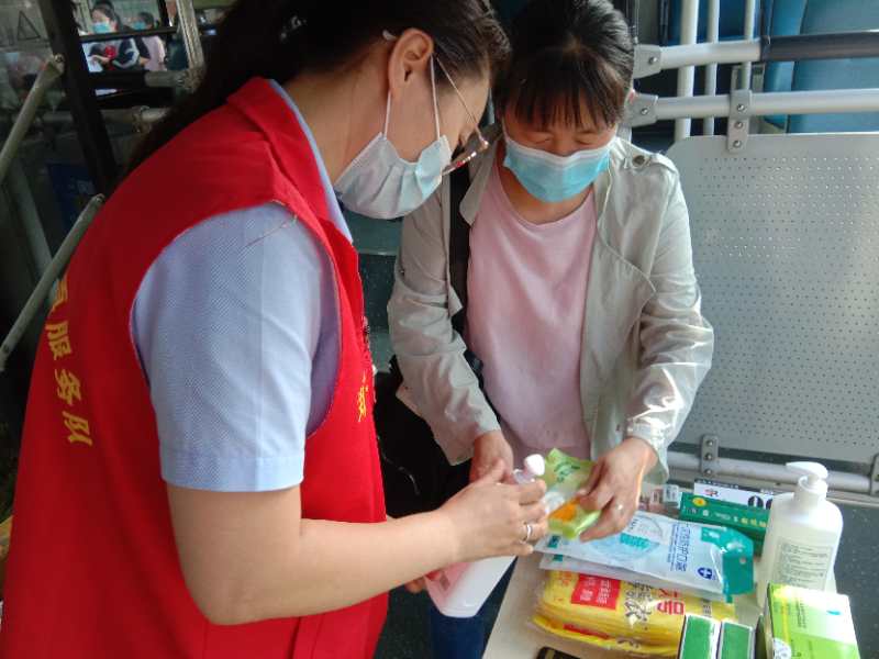 爱心|爱心助考|郑州“状元”公交车开足空调，“氢”凉助考 车上还有专业医务人员随时待命