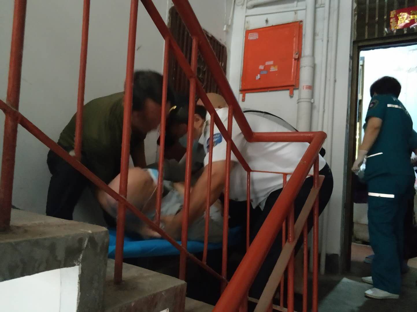 社会万象|八旬老人在家中犯病 众人合力从三楼抬下送到救护车上