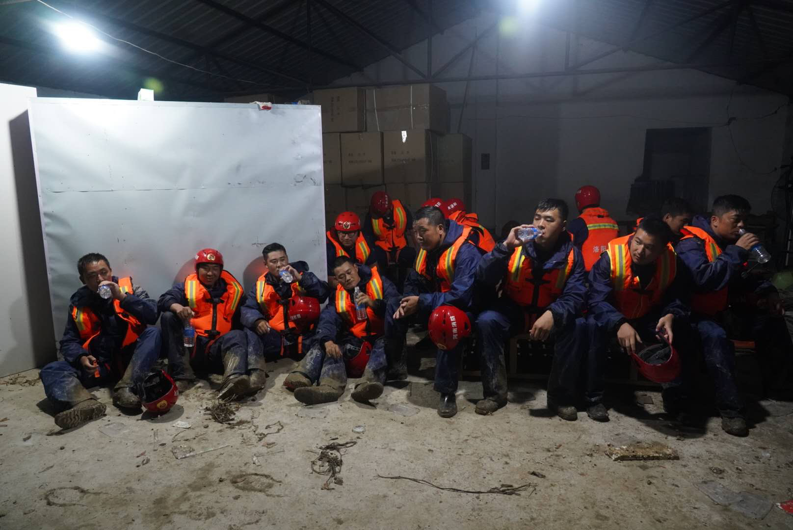 消防员|紧急抢险！河南消防员满身泥浆坐在路边休息