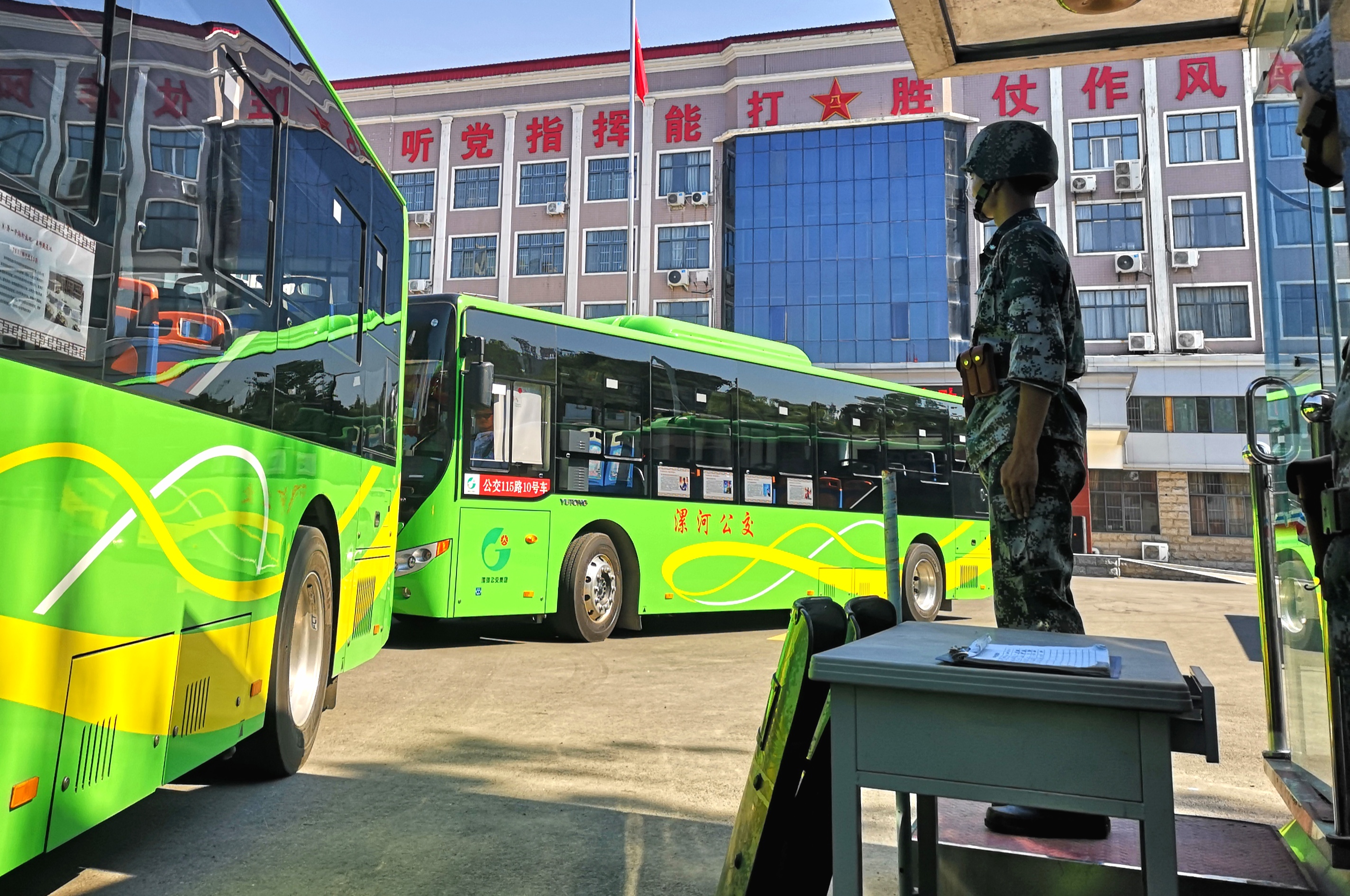 河南首条拥军号公交线在漯河开通现役军人免费坐