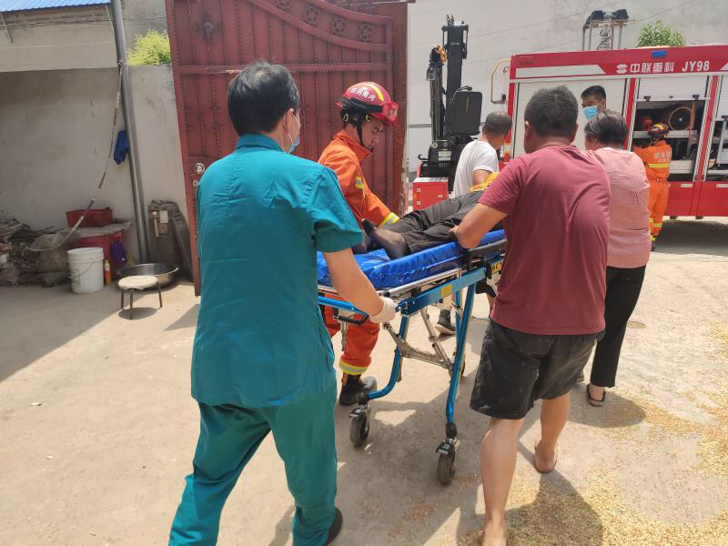 长垣长垣一女子操作不慎脚卡吸粮机 麦收期间一定要注意安全