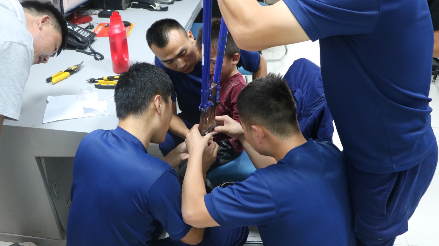 尉氏|开封尉氏：钢圈“咬”男娃手 消防出手化险情