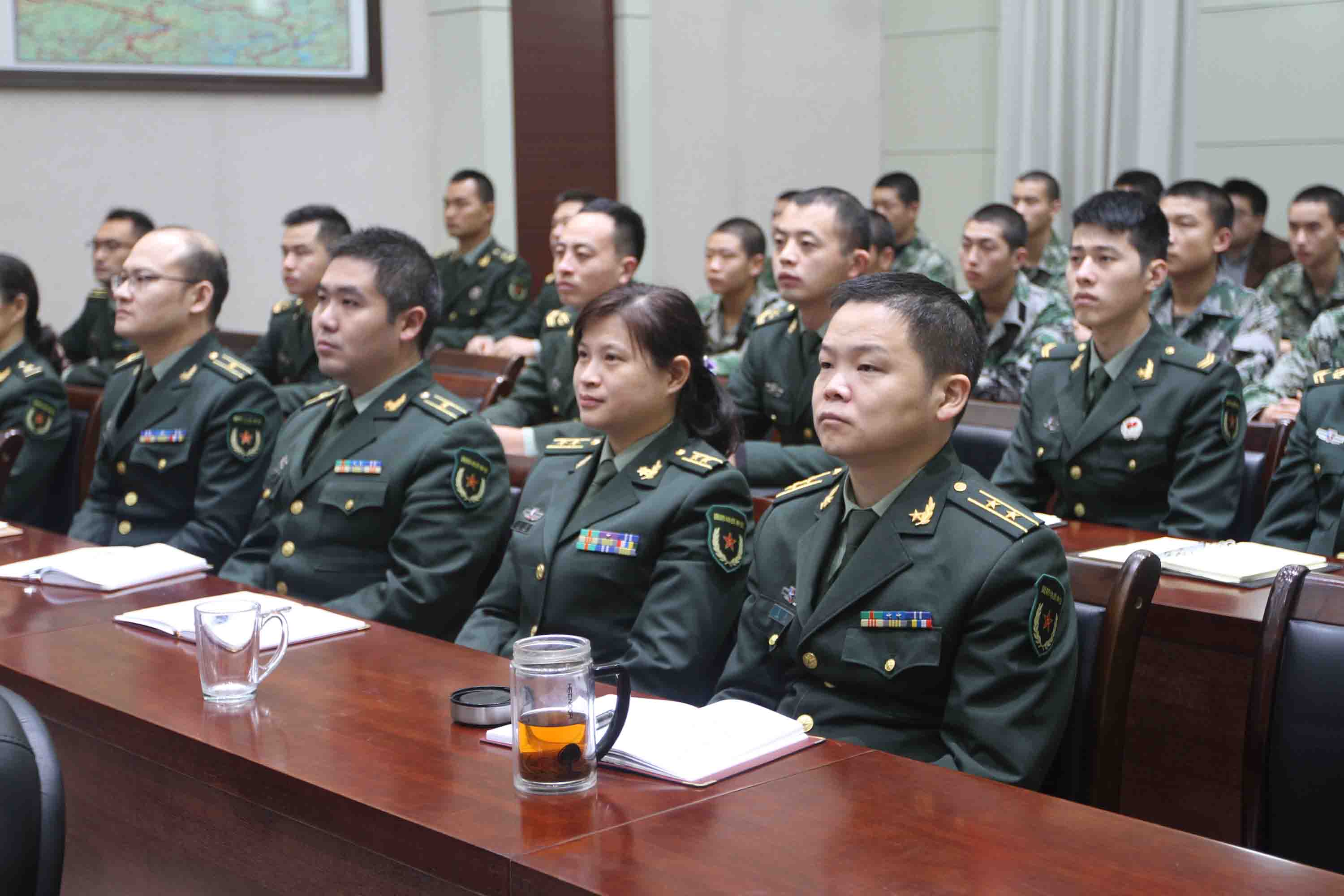 信阳军分区信阳军分区官兵听了十九大报告后,大家斗志昂扬,深受鼓舞