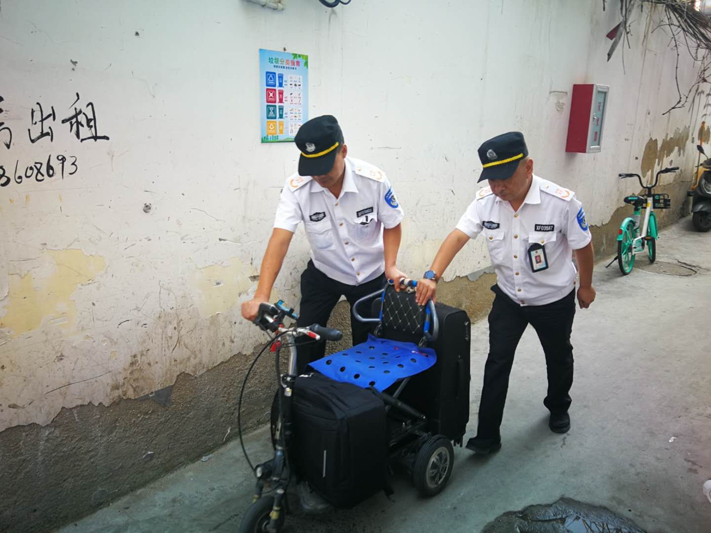 赵先生|暖心! “最可爱的人”电车坏途中 他们伸出援手，让人收获了感动