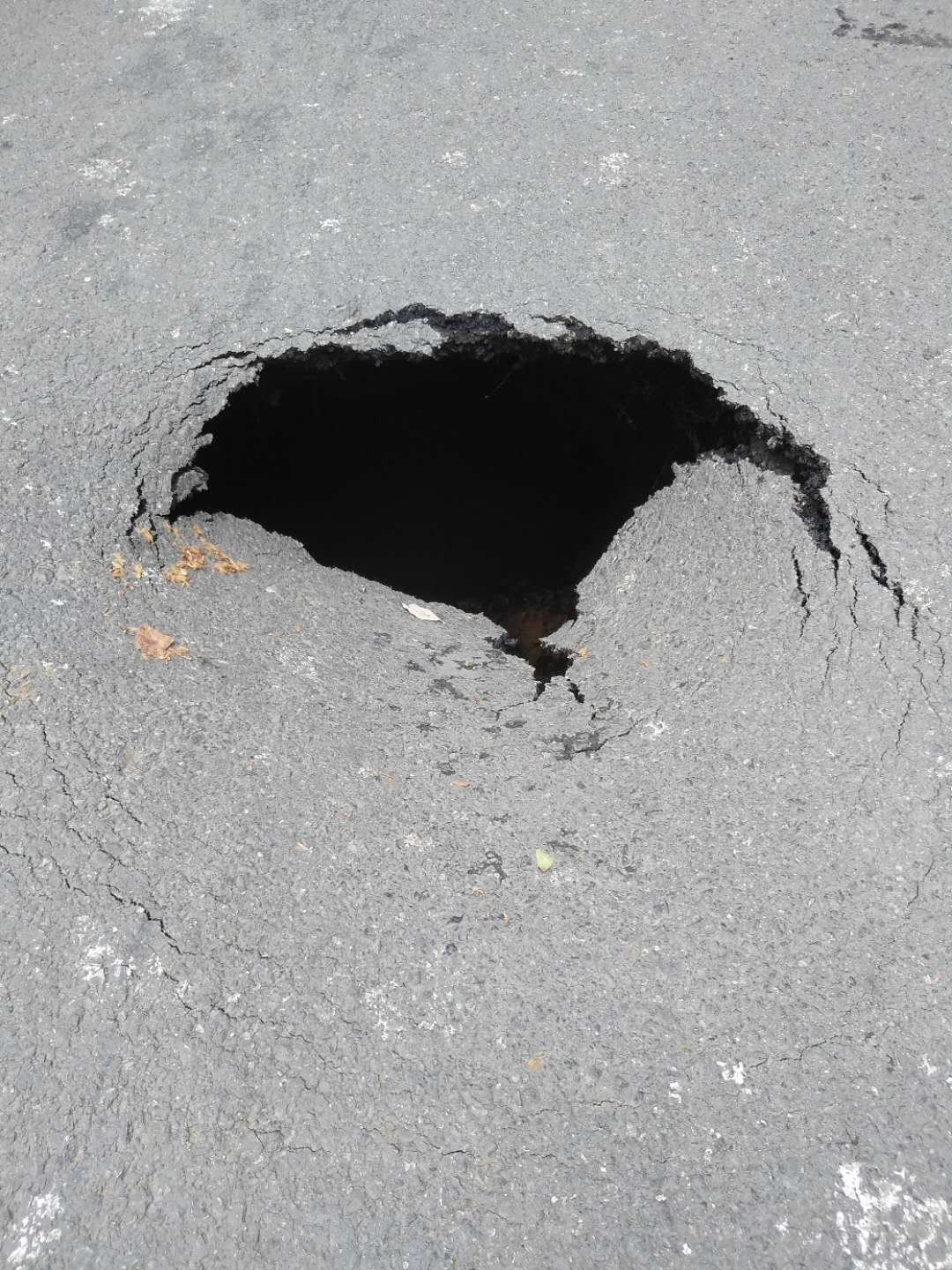 |大雨过后，路面塌出一深洞