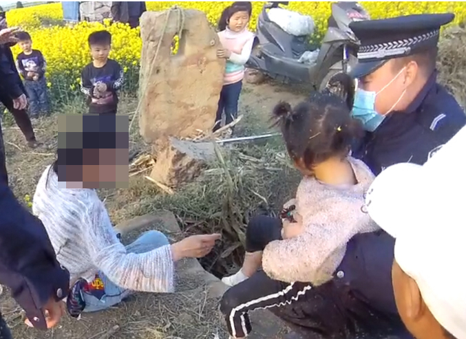 『交通』两人坠井，汤阴警民联手救援